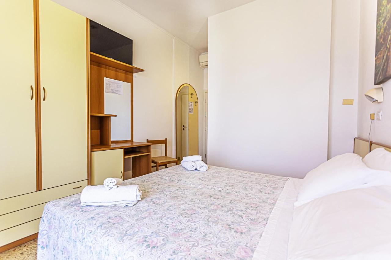 Hotel Continental Bellaria-Igea Marina Esterno foto